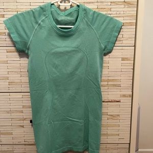 Lululemon size 4 as swiftly short sleeve